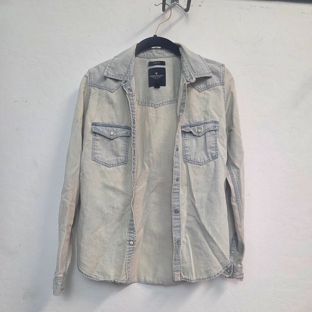 Woman's Light Wash Denim Button-Up Shirt with Dual Chest Pockets–Casual Long Sle